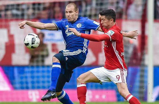 Zuletzt war Holger Badstuber (li.) an den FC Schalke 04 ausgeliehen. Nun ist er ablösefrei zu haben. Foto: AFP