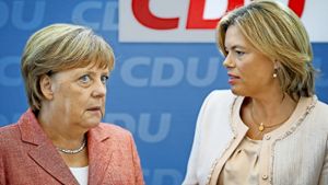 Gesprächsbedarf: CDU-Vize Julia Klöckner (rechts) fordert ein Burka-Verbot, Kanzlerin Merkel hält davon wenig, weil dies die Länder regeln müssten. Foto: dpa