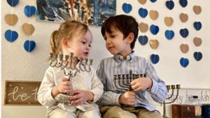 Bei Familie Allam – hier die Kinder Samuel (links) und Lior – wird im Dezember erst das jüdische Lichterfest Channuka mit den traditionellen Leuchtern gefeiert, danach wird der Weihnachtsbaum aufgestellt. Foto: privat/Allam