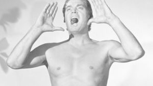 Ein Bild von einem Mann: Der als Tarzan berühmt gewordene US-amerikanische Schauspieler Johnny Weismüller steht in einem Studio in den USA und setzt zu seinem berühmten Schrei an. Foto: dpa//B0152 Gustav Unger