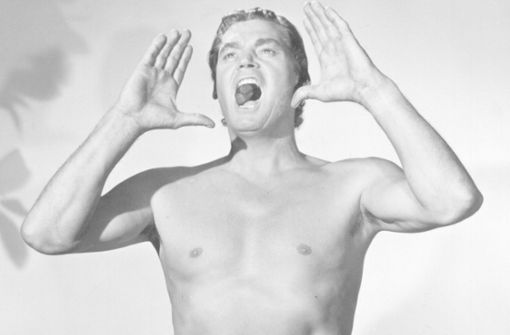 Ein Bild von einem Mann: Der als Tarzan berühmt gewordene US-amerikanische Schauspieler Johnny Weismüller steht in einem Studio in den USA und setzt zu seinem berühmten Schrei an. Foto: dpa//B0152 Gustav Unger
