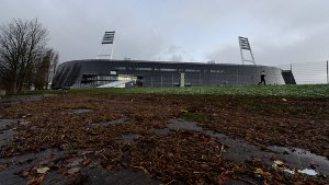 Das Wasser kam fast bis ins Fußballrund: Das Weserstadion in Bremen. Foto: dpa