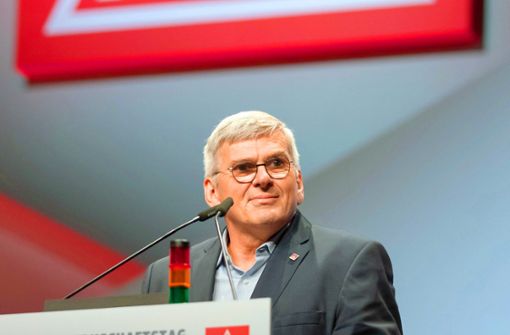 Jörg Hofmann (hier beim Gewerkschaftstag 2019) will sich nicht auf ein Ausstiegsdatum für Verbrennermotoren festlegen lassen. Foto: dpa/Daniel Karmann