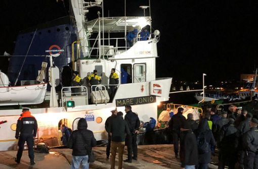 Die Mare Jonio mit 49 aus Seenot Geretteten an Bord durfte am Dienstagabend doch überraschend schnell im Hafen von Lampedusa anlegen. Foto: ANSA via AP