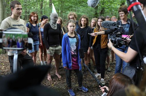 Die schwedische Klimaaktivistin Greta Thunberg mit anderen Aktivisten vor Journalisten im Hambacher Forst. Foto: AFP