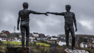 Blick auf die Skulptur „Hands Across the Divide“ in der nordirischen Grenzstadt Derry. Foto: dpa