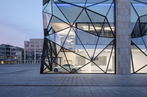Die frühere   Daimler-Zentrale hat eine neue Glasfassade bekommen und steht neuen Mietern offen. Der IT-Dienstleister Bechtle hat sich Büros auf 8000 Quadratmetern gesichert. Foto: HGEsch Photography
