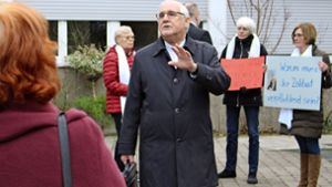Die Teilnehmerinnen forderten unter anderem die Aufhebung des Zölibats. Bischof Gebhard Fürst ließ sich in Hohenheim auf Diskussionen ein. Foto: Caroline Holowiecki