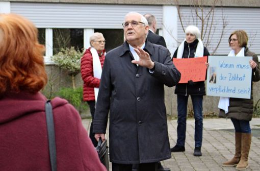 Die Teilnehmerinnen forderten unter anderem die Aufhebung des Zölibats. Bischof Gebhard Fürst ließ sich in Hohenheim auf Diskussionen ein. Foto: Caroline Holowiecki
