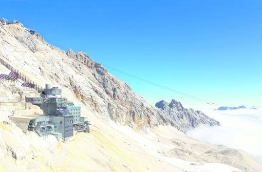 Wie ein Adlernest klebt die Umweltforschungsstation Schneefernerhaus rund 300 Meter unterhalb des Zugspitz-Gipfels in der Felswand. Foto: Umweltforschungsstation/M. Neumann