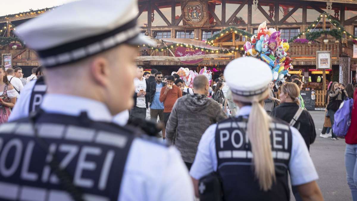 Unterwegs mit einer Streife auf dem Wasen: Was die Polizei auf dem Cannstatter Volksfest erlebt