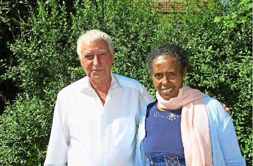 Der Stuttgarter Hermann Siegert sammelt Spenden für eine Tumor-Operation für Meashu Embaye aus Eritrea. Foto: Kathrin Zinser