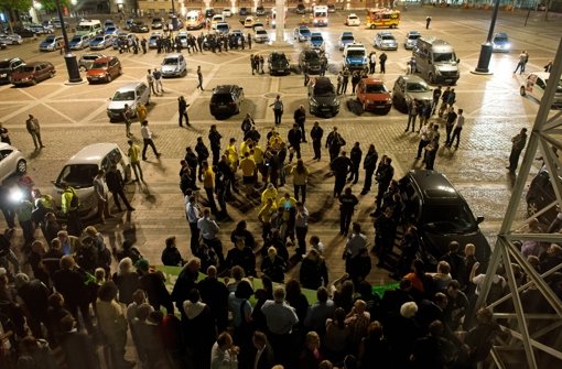 Vor dem Dortmunder Rathaus gab es am Sonntagabend einen Aufmarsch von Rechtsextremen. Foto: dpa