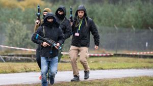 Statisten, die Täter spielen, nehmen an der Terrorismusabwehr-Übung (BWTEX) 2019 auf dem Truppenübungsplatz Heuberg teil. Foto: dpa/Sebastian Gollnow