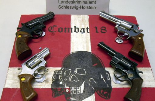 Sicher gestellte Waffen und ein Banner der Neonazi-Gruppe Combat 18 Foto: Horst Pfeiffer/dpa