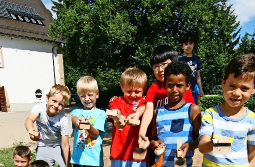 Mit einem Stück glimmender Holzkohle und einem Schnitzmesser haben die Kinder aus einem Stück Holz mit  viel Geduld Löffel hergestellt. Foto: Marta Popowska