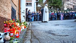 Dutzende Menschen kommen im Februar zu einer Trauerfeier für die zwei getöteten Kinder, die in... Foto: 7aktuell.de, SDMG/Archiv