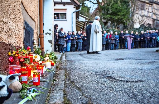 Dutzende Menschen kommen im Februar zu einer Trauerfeier für die zwei getöteten Kinder, die in... Foto: 7aktuell.de, SDMG/Archiv