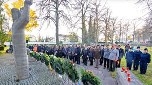 In Kornwestheim wurden am Mahnmal für die Opfer der Kriege Kränze niedergelegt. Foto: Andreas Essig