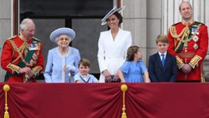 Die Queen mit ihrem Sohn Prinz Charles (links), dem Enkel Prinz William (rechts), dessen Frau Herzogin Kate (Mitte) und deren drei Kinder Prinz George (zweiter von rechts), Prinzessin Charlotte und Prinz Louis. Foto: AFP/DANIEL LEAL