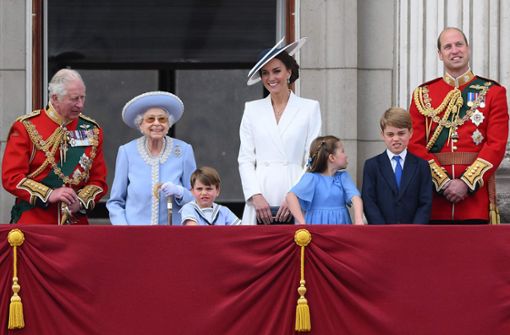 Die Queen mit ihrem Sohn Prinz Charles (links), dem Enkel Prinz William (rechts), dessen Frau Herzogin Kate (Mitte) und deren drei Kinder Prinz George (zweiter von rechts), Prinzessin Charlotte und Prinz Louis. Foto: AFP/DANIEL LEAL