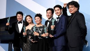 Das Team von „Parasite“ mit ihren SAG-Awards: (von links) Song Kang Ho, So-dam Park, Jeong-eun Lee, Sun-kyun Lee, Woo-sik Choi und  Bong Joon-houaen. Foto: AFP/Jon Kopaloff