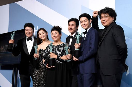 Das Team von „Parasite“ mit ihren SAG-Awards: (von links) Song Kang Ho, So-dam Park, Jeong-eun Lee, Sun-kyun Lee, Woo-sik Choi und  Bong Joon-houaen. Foto: AFP/Jon Kopaloff