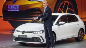 Ralf Brandstätter, Mitglied des Vorstands der Marke Volkswagen Pkw, spricht bei der Weltpremiere des neuen Volkswagen Golf 8. Foto: dpa/Julian Stratenschulte