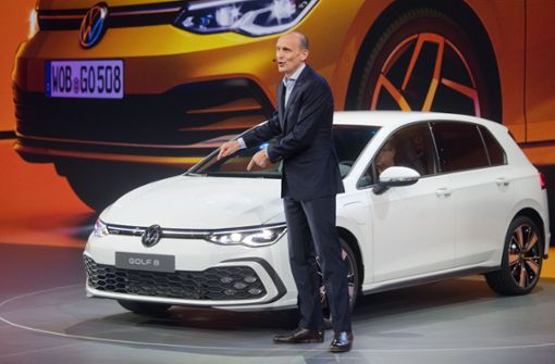 Ralf Brandstätter, Mitglied des Vorstands der Marke Volkswagen Pkw, spricht bei der Weltpremiere des neuen Volkswagen Golf 8. Foto: dpa/Julian Stratenschulte