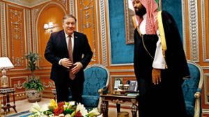 Was geschah mit Jamal Khashoggi? Das wollte  US-Außenminister Mike Pompeo (links) vom saudischen Thronfolger Mohammed bin Salman wissen. Foto: AFP