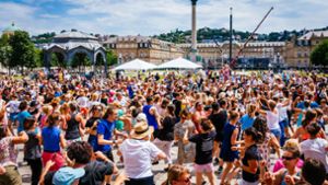 Mehr als 16 000 Zuschauer kamen insgesamt zu den unterschiedlichen Gratis-Aktionen, mit denen das Colours-Festival rund drei Wochen lang die Stadt bespielte – wie hier der Flashmob auf dem Schlossplatz. Foto: Simon Wachter