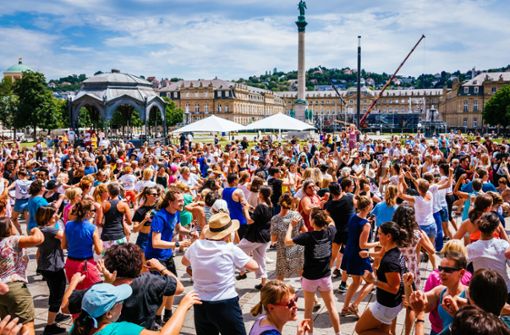 Mehr als 16 000 Zuschauer kamen insgesamt zu den unterschiedlichen Gratis-Aktionen, mit denen das Colours-Festival rund drei Wochen lang die Stadt bespielte – wie hier der Flashmob auf dem Schlossplatz. Foto: Simon Wachter