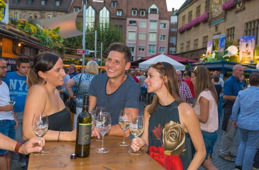 Beliebt bei den Besuchern: das Weindorf Heilbronn darf auch 2020 stattfinden. In wenigen Tagen wird wieder angestoßen und mit dem nötigen Abstand gefeiert. Foto: HMG/ Roland Schweizer