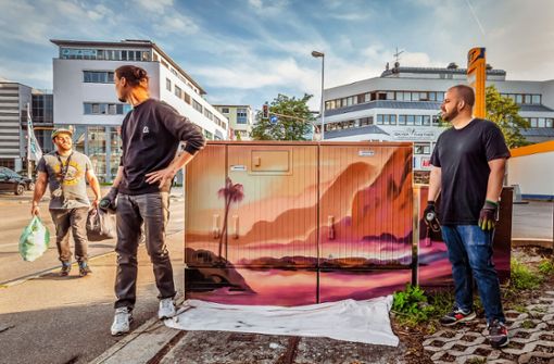 Der Nürtinger Marius Blum (links) und Thomas Idler aus Backnang machen mit. Als Künstler-Duo AdKru sorgen sie für Farbe im öffentlichen Raum. Foto: 7aktuell.de/Daniel Jüptner
