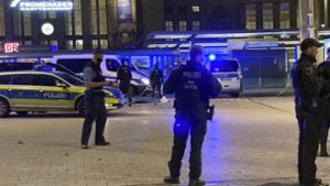 Polizeibeamte stehen am Leipziger Hauptbahnhof, wo es einen tödlichen Streit gegeben hat. Foto: dpa/Björn Walther