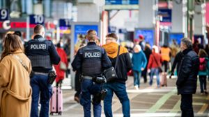 Vorfall am Stuttgarter Hauptbahnhof: Alkoholisierter 24-Jähriger attackiert Polizeibeamte
