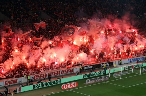 Beim Spiel gegen den FC Bayern München am 4. März wurde in der Cannstatter Kurve kräftig gezündet. Foto: IMAGO