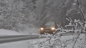 Der erste Schnee der Region Stuttgart fiel am Sonntag im Kreis Göppingen. Glück für die Autofahrer, die Winterreifen aufgezogen hatten. Foto: Andreas Rosar Fotoagentur-Stuttgart