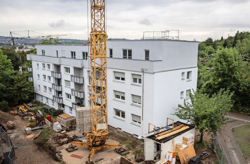 Aus alt mach neu: Für neun Millionen Euro saniert Vonovia in Untertürkheim fünf Wohnblöcke und stockt sie zudem auf. Foto: Lichtgut/Julian Rettig