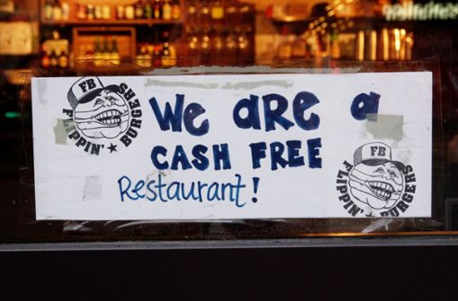 In Schweden nehmen auch viele Restaurants kein Bargeld mehr an. Foto: dpa/Lennart Simonsson