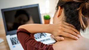 Fehlhaltungen am Laptop können zu Schmerzen führen. Foto: Kittiphan - stock.adobe.com