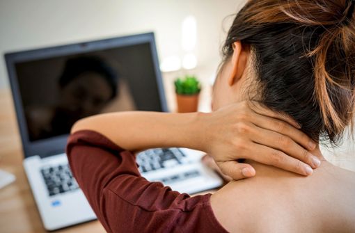 Fehlhaltungen am Laptop können zu Schmerzen führen. Foto: Kittiphan - stock.adobe.com