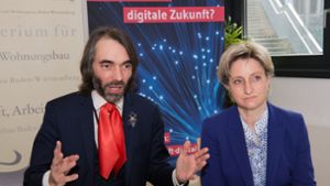Mathematik-Superstar Cédric Villani und Wirtschaftsministerin Nicole Hoffmeister-Kraut. Foto: Oliver Willikonsky/Lichtgut