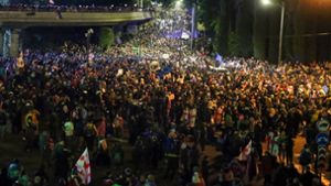 Tausende Menschen protestieren in der Hauptstadt Tiflis gegen das umstrittene Gesetz. Foto: Zurab Tsertsvadze/AP/dpa