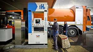 Der neue Müllwagen des Murrhardter Entsorgers Schäf wird mit Wasserstoff betankt. Foto: Gottfried Stoppel