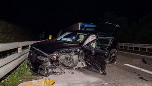 In der Nacht zum Dienstag hat eine Jaguar-Fahrerin einen heftigen Crash verursacht. Foto: SDMG