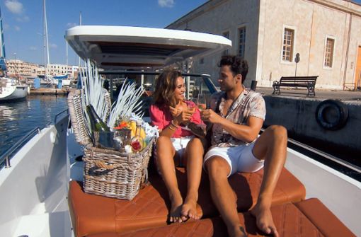 Melissa und Leander genießen bei ihrem Einzeldate die griechische Sonne vom Boot aus. Foto:  