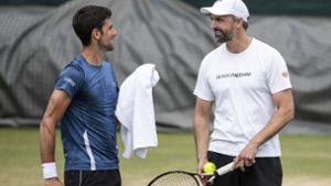 Novak Djokovic (links) und Goran Ivanisevic sind beide positiv auf Corona getestet worden. Foto: dpa/Peter Klaunzer