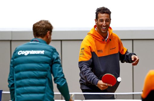 Daniel Ricciardo in Sotschi in einem Spaß-Match im Tischtennis gegen Aston-Martin-Fahrer Sebastian Vettel. Foto: imago/HochZwei