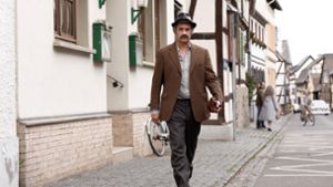 Moritz Bleibtreu als Konrad Kujau. Und auch wenn’s schwäbisch aussieht, gedreht wurde für „Faking Hitler“ nicht in Bietigheim-Bissingen. Foto: /RTL+/Georg Wendt